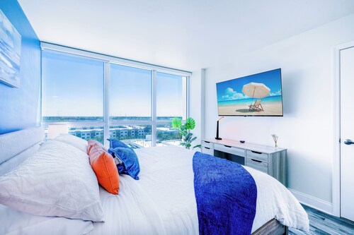 Luxury Downtown Fort Myers Apt/Pool View • King Bed • Walk to Dining/Nightlife