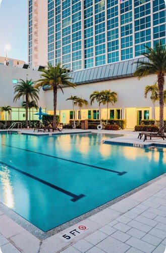 Luxury Downtown Fort Myers Apt/Pool View • King Bed • Walk to Dining/Nightlife