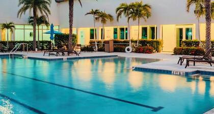 Luxury Downtown Fort Myers Apt/Pool View • King Bed • Walk to Dining/Nightlife