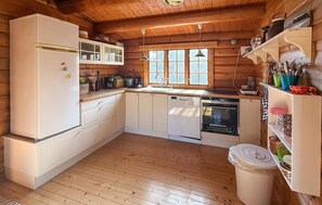 Kylskåp, ugn, spishäll och diskmaskin