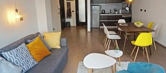 Delightful and Spacious 2 BR flat in vibrant Sofia, 2m to NDK,24h SELF CHECK-INN