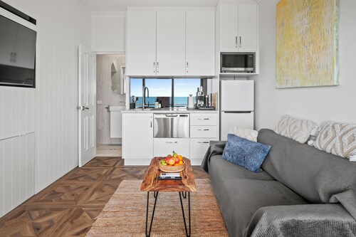 Quinns by the Sea | Absolute Beachfront Escape with Endless Sunsets & Ocean view
