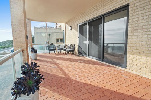 Quinns by the Sea | Absolute Beachfront Escape with Endless Sunsets & Ocean view