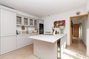 Fridge, dishwasher, cookware/dishes/utensils - Experience the Art of Living in Mougins, a Charming Home for Unforgettable Moments (MOUGINS)