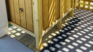 Eine Holzkonstruktion mit Gitterwerk, möglicherweise ein Raum oder ein Teil eines Gebäudes.