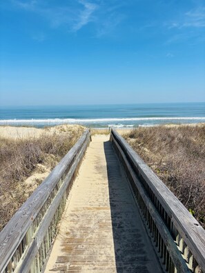 Beach nearby, sun-loungers - Brand New Modern Apt- 3 Min Drive to Beaches! Close to Shopping & Attractions. (Kill Devil Hills)