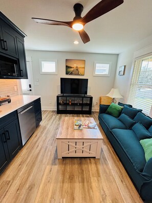Smart TV - Brand New Modern Apt- 3 Min Drive to Beaches! Close to Shopping & Attractions. (Kill Devil Hills)