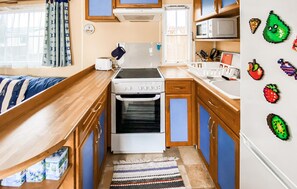 Fridge, microwave, oven, stovetop - 3 bedroom pet friendly home in Färjestaden (Färjestaden)