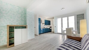 Eine moderne Wohnung mit Wohnzimmer, Küche und Essbereich.