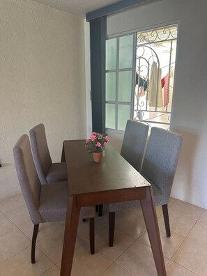 Classic Apartment, Garden View | Dining - Hospedaje Casa Vazquez Colinas Plata (Pachuca)