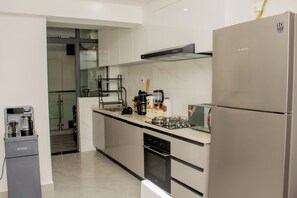 Private kitchen - The Oula's 2 bdr apartment ,fully equiped gym,swimming pool,view of the city (Nairobi)