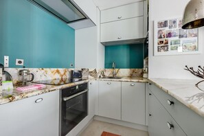 Fridge, microwave, oven, dishwasher - The Sculptor - Art & Escape by Mon Petit Fare (Paris)