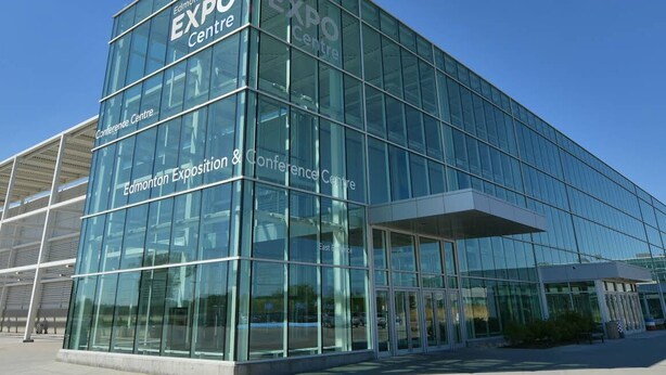 Un moderno edificio de cristal con el rótulo 'EXPO Centre', indicando un centro de convenciones.