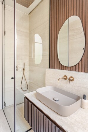 Soap, toilet paper - *New Listing* Designer Luxe 4 Bed -Close to Eiffel (Paris)