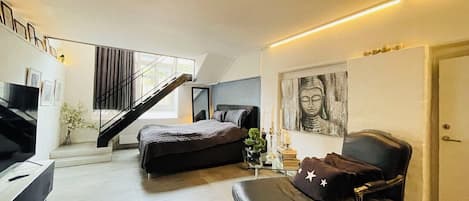 3 bedrooms, iron/ironing board, travel crib, free WiFi
