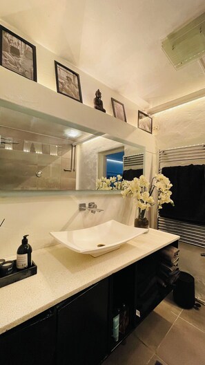 Shower, hair dryer - City Apartment in Hellerup with 2 bedrooms sleeps 6 (Hellerup)
