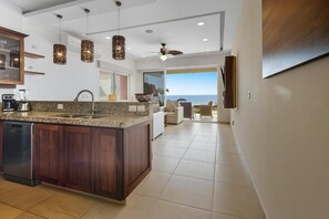 Deluxe Apartment, Balcony, Ocean View | Interior