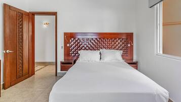Habitación cuádruple de lujo | Caja de seguridad en la habitación y tabla de planchar con plancha