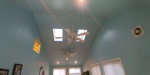 Interior - Perfect 1-bedroom house with AC in friendly Pittsburgh neighborhood (Pittsburgh)