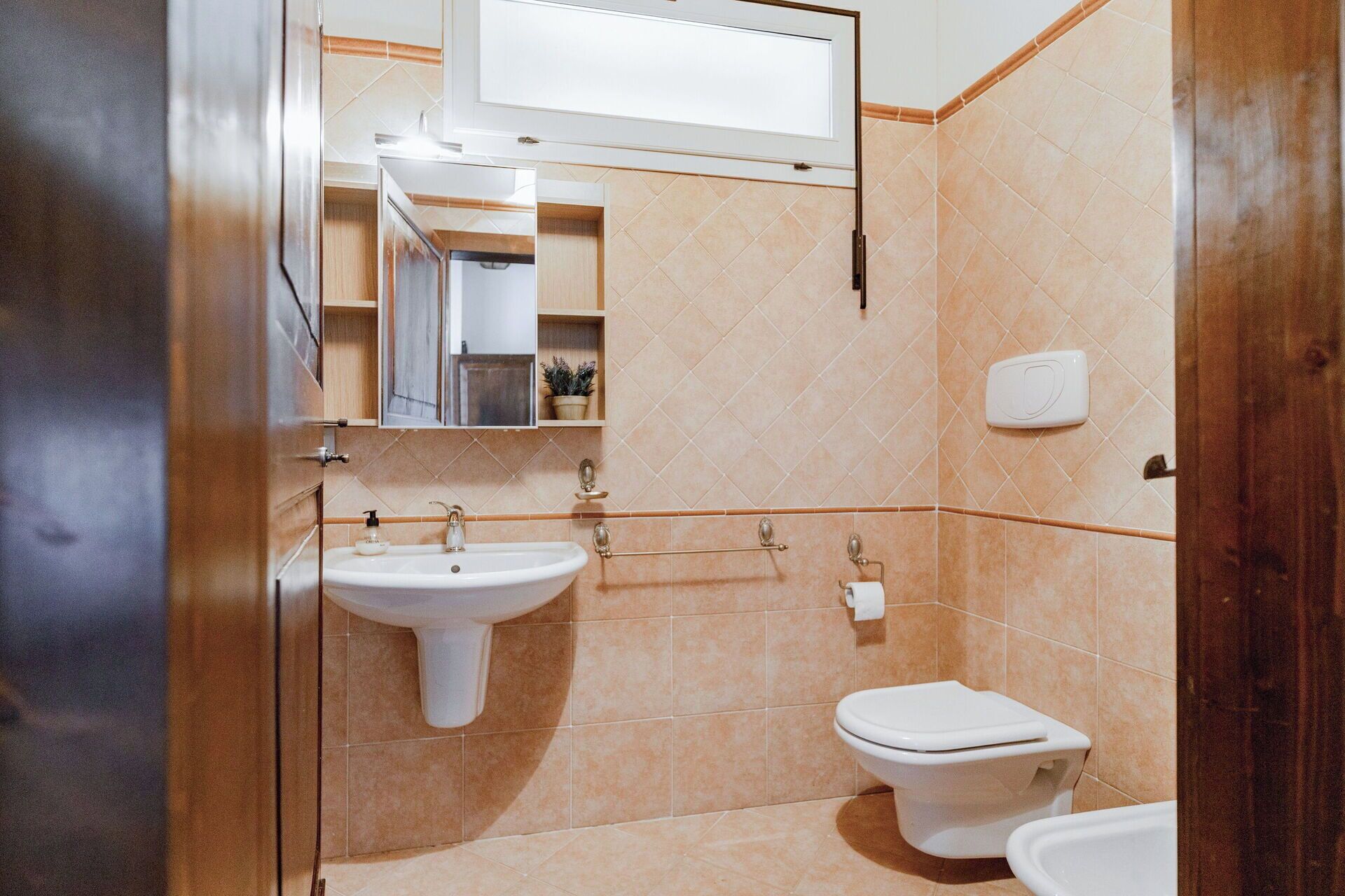 Un baño con lavabo, inodoro y bidé.