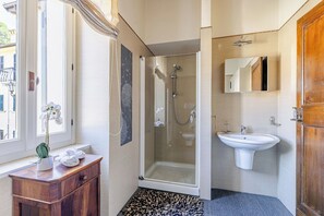 Douche, sèche-cheveux, bidet