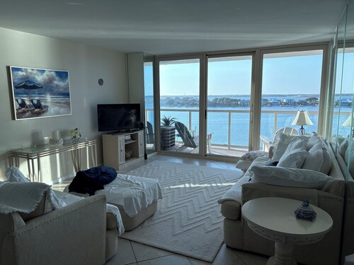 New listing - Cozy 1BR/1BA at Sabine Prime Pensacola Beach Location in Paradise