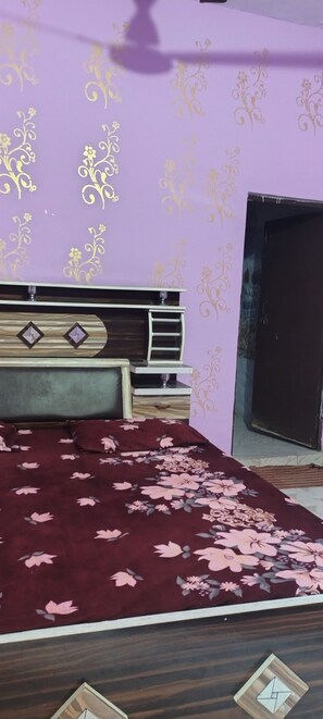 Rollaway beds, free WiFi, bed sheets - Maa Katyani Dham (Misrikh)