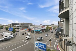 Third-party on-site parking - King Room w/ Balcony Views @ Best Western (Hobart)