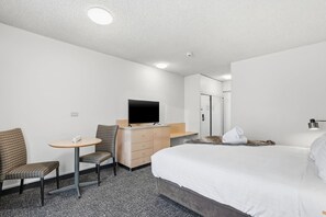 WiFi, bed sheets - King Room w/ Balcony Views @ Best Western (Hobart)