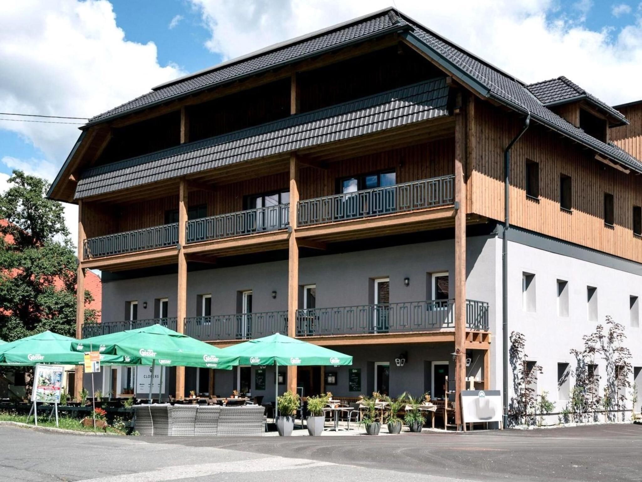 Un bâtiment à deux étages doté d’un balcon, d’une terrasse et d’une enseigne indiquant la présence d’un restaurant.