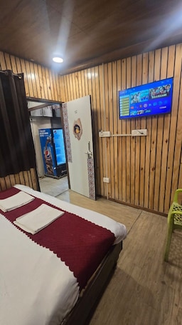 Habitación Deluxe doble | Escritorio y wifi gratis. S TAJ Home Stay Mali tall Nainital