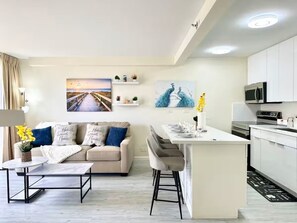 Living area - Waikiki Sunset Escape- 5 Min Walk to Waikiki Beach (Honolulu)