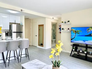 Private kitchen - Waikiki Sunset Escape- 5 Min Walk to Waikiki Beach (Honolulu)
