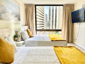 1 bedroom, iron/ironing board, WiFi, bed sheets - Waikiki Sunset Escape- 5 Min Walk to Waikiki Beach (Honolulu)