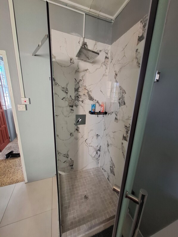Shower, towels, soap, toilet paper - 3-bedroom, 2 bath house just minutes walk away from the city Roseau (Roseau)