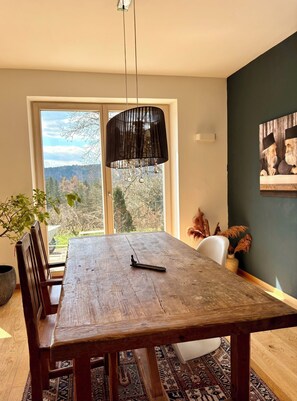 Dining - Far-reaching views of the Mangfall valley - Quiet house with sauna, hot tub & garden near Munich (Feldkirchen-Westerham)