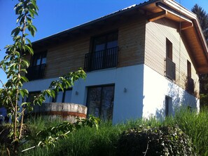 Exterior - Far-reaching views of the Mangfall valley - Quiet house with sauna, hot tub & garden near Munich (Feldkirchen-Westerham)