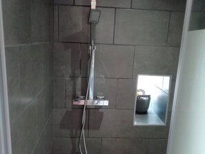 Comfort House, 2 Bedrooms | Bilik Mandi | Pancuran mandi 
