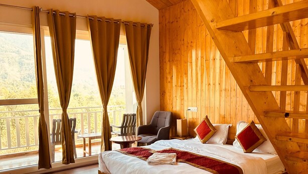 Une pièce en bois avec un lit, une chaise et une table.