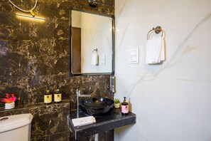 ดีลักซ์วิลล่า, ระเบียง, วิวภูเขา | ห้องน้ำ