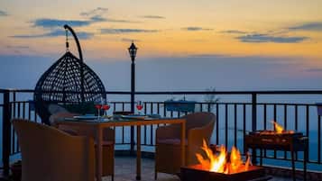 Deluxe villa, balkon, uitzicht op bergen | Buiten dineren