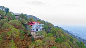 Une maison située sur une colline, offrant une vue sur le paysage.