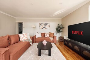 TV, offices - Arncliffe Hidden Gem - Near Brighton-Le-Sands (Arncliffe)