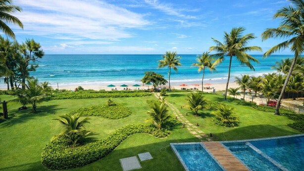 A resort with a pool, a well-maintained lawn, and a beach view. - Kauai Praia dos Carneiros |Apartamento Pé na Areia (Tamandaré)