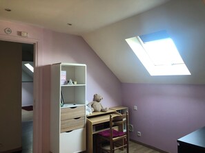 Interior - LARGE BEDROOM WITH EN-SUITE BATHROOM IN HOUSE (Touques)