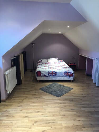 LARGE BEDROOM WITH EN-SUITE BATHROOM IN HOUSE