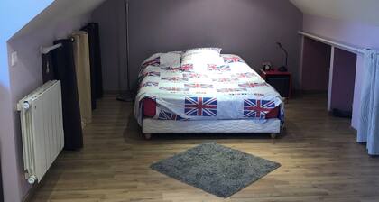 LARGE BEDROOM WITH EN-SUITE BATHROOM IN HOUSE