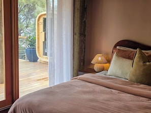 Tabla de planchar con plancha, cuna de viaje, wifi y ropa de cama 