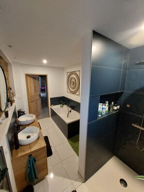 Shower, hair dryer, towels, toilet paper - Our charming country house (Guémené-Penfao)