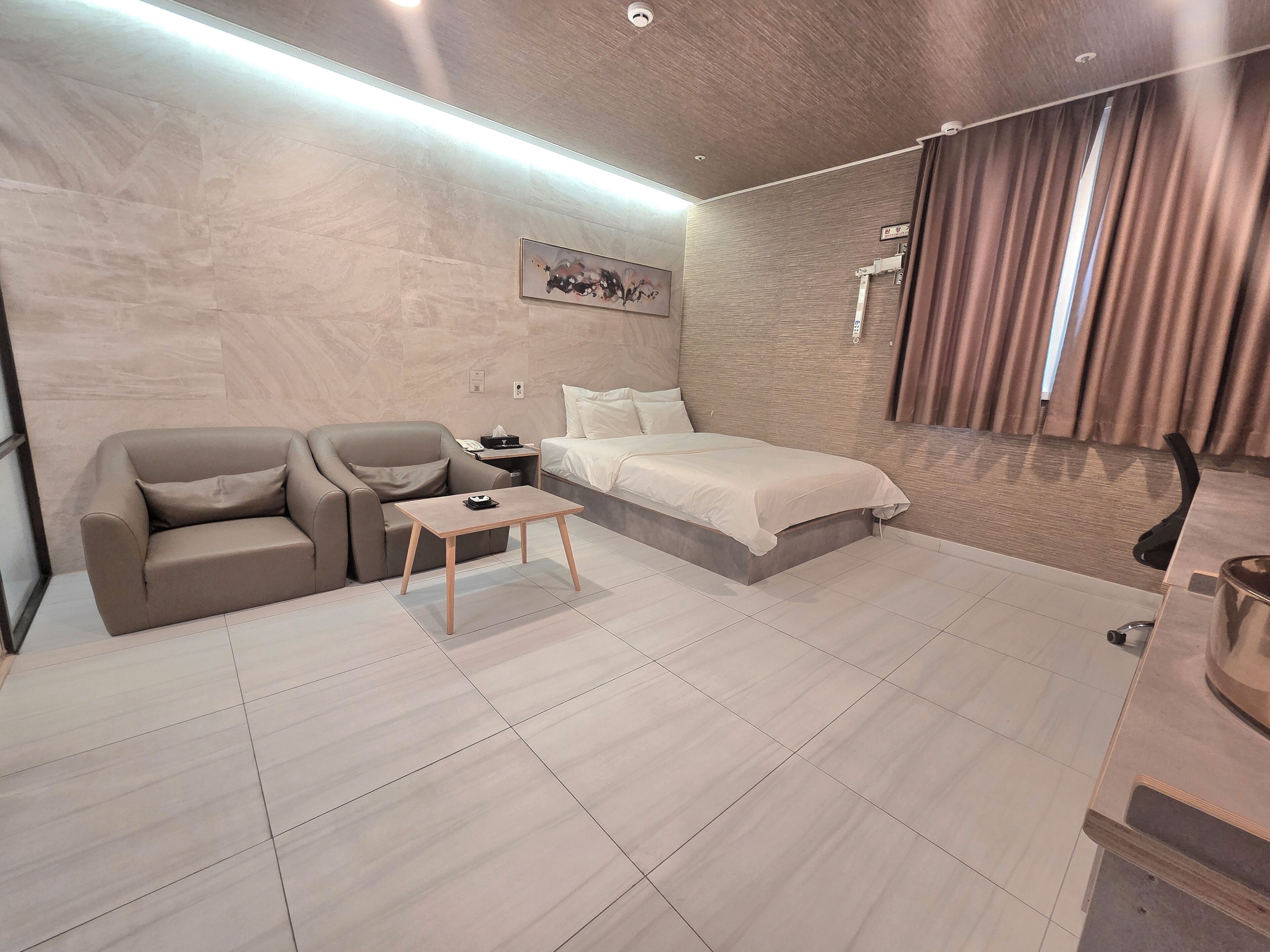 Quarto luxo | Escrivaninha, espaço de trabalho para notebook, Wi-Fi de cortesia